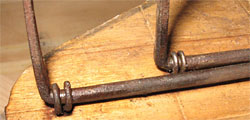 Wellenbrettdetail mit in Ösen gelagerten Eisenwellen